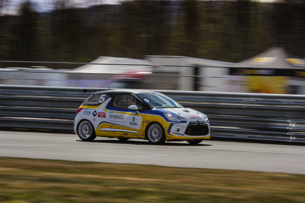 Filip Sandström har på rekordtid slået sit navn fast i DS3 Cup - lørdag viste den unge svensker atter flot racecraft og tog en fuldt fortjent tredjeplads i Våler.
(Foto: Niklas Majgaard/DS3 Cup)